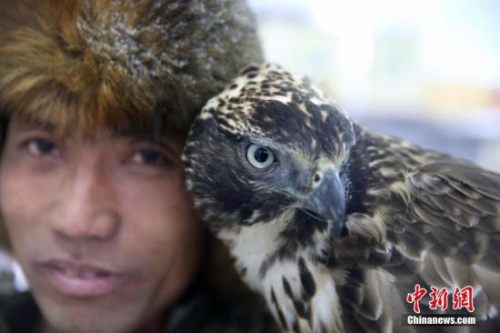 吉林省吉林市烏拉街滿族古鎮(zhèn)以及韓屯滿族民俗村，是當?shù)貥O具滿族特色的名鎮(zhèn)古村，同時也是吉林霧凇最佳景觀區(qū)。這里不僅有1000延長米的古城街，還有諸多的老建筑，地道正宗的滿族美食，原汁原味的滿族文化，比如被世界驚嘆為活化石的薩滿文化、傳承久遠的鷹獵文化、滿族舞蹈以及體育賽事等。多年來，當?shù)卣粩嗤诰蛏罡耖g歷史悠久的特色文化，注重打造本區(qū)域的文化產(chǎn)業(yè)，使這里成為一塊旅游的熱土。 <a target='_blank' >中新社</a>記者 任海霞 攝