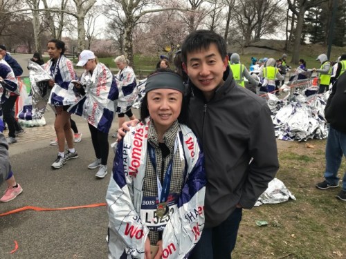 郭霓(左)表示，跑完半馬，也實現(xiàn)了自己的新年愿望。（美國《世界日報》/和釗宇 攝）