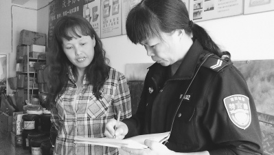 城廂區(qū)霞林網(wǎng)格站管理員入戶采集信息。(資料圖片)