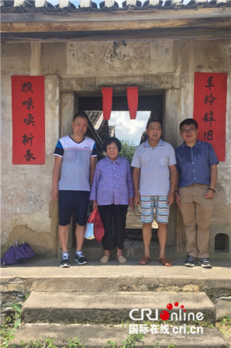 由左向右依次是：鄧世軒堂叔(叔婆的孩子)、叔婆(爺爺?shù)奶玫?、堂哥(爺爺哥哥的孫子)、鄧世軒(受訪者供圖)