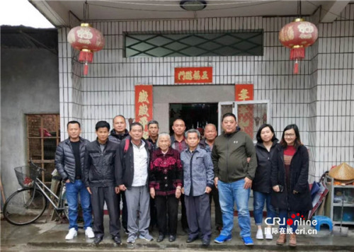 蔡錦蘭和在中國的親人合影，右一為蔡錦蘭，右三為蔡錦蘭叔公(爺爺?shù)奶玫?(受訪者供圖)