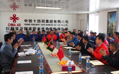 劉大使慰問援阿國家職業(yè)技術(shù)學(xué)院項目部全體員工 劉大使慰問援阿國家職業(yè)技術(shù)學(xué)院項目部全體員工