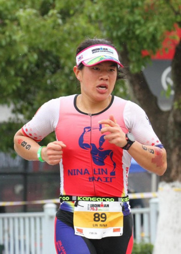 林妮娜來自青陽蓮嶼，是一位全能型運(yùn)動(dòng)達(dá)人。憑借2017年的優(yōu)異表現(xiàn)，林妮娜獲得2018IRONMAN銀標(biāo)AWA，是福建首位獲得AWA榮譽(yù)的鐵三女選手。