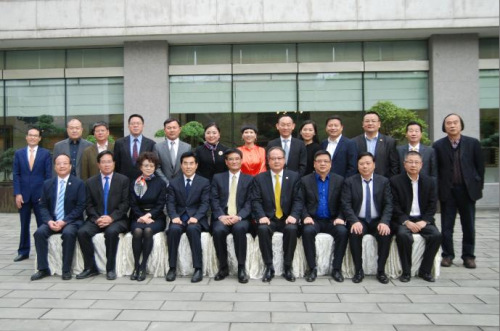 3 熊建平部長(zhǎng)(前排左五)、王曉峰常務(wù)副部長(zhǎng)(前排左四)與省僑商會(huì)會(huì)長(zhǎng)團(tuán)成員、監(jiān)事會(huì)領(lǐng)導(dǎo)合影.png