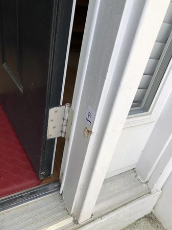 門框上的彈痕。（美國波士頓《僑報周末》微信公眾號）