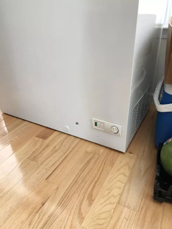 冰箱上的彈孔。（美國波士頓《僑報周末》微信公眾號）