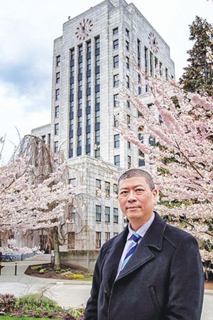 陳冠宇在市政府大樓前的照片。(加拿大《明報(bào)》/陳冠宇提供)