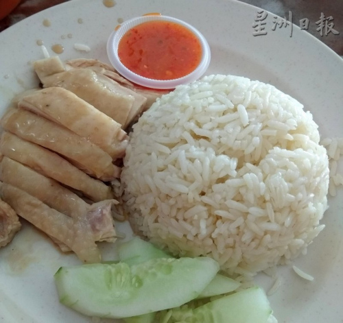 傳統(tǒng)的海南雞飯吃在顧客嘴里，心里卻是滿滿的海南村回憶。