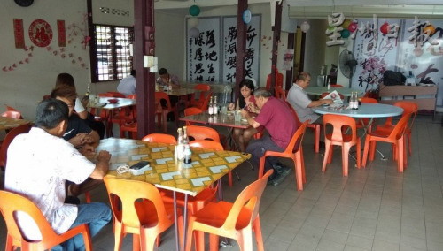 這間淳樸的老咖啡店包涵了村民們濃濃的情意結(jié)，通過傳統(tǒng)海南美食的飄香，將多年的情誼傳播得更遠(yuǎn)更長久