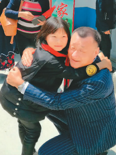 失去了父母、與奶奶相依為命的布依族小姑娘(左)去年得到了德國(guó)華商的幫助。今年一見到范軒一行，就緊緊地抱住了他。