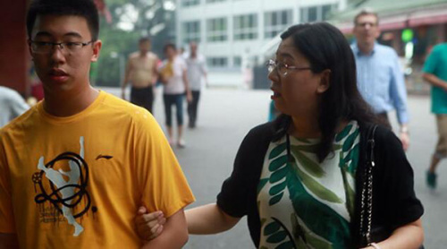 何俊儒和母親在出國(guó)前