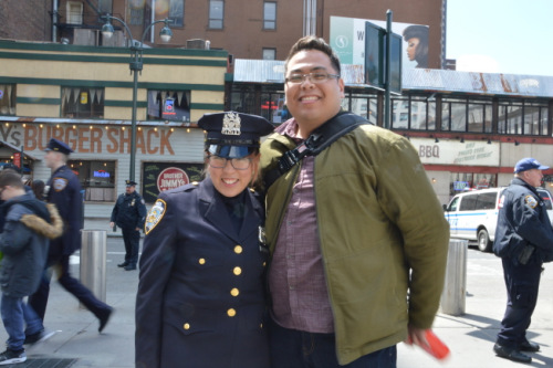 周美芳(左)棄醫(yī)從警，和男友一起慶祝。(美國《世界日?qǐng)?bào)》/牟蘭 攝)