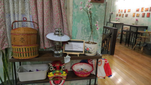 選在老建筑經(jīng)營(yíng)小食店，內(nèi)部空間盡量保留老設(shè)計(jì)，入店即有回到老家的感覺(jué)。（馬來(lái)西亞《星洲日?qǐng)?bào)》）