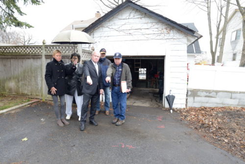 貝賽211街與34大道居民聯(lián)合抗議交通局不抬高地基。(美國《世界日報》/朱澤人 攝)