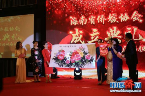 其他省份僑媛社團(tuán)為海南省僑媛協(xié)會贈送禮品?！堒缫?攝
