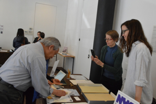 梁晉(前排左一)展示自家文物。(記者牟蘭／攝影)