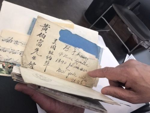 梁晉展示父親黃伯富收到中國家人寄來的信件。