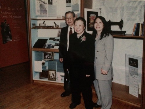 陳洽富(左起)、妻子和陳翠蘭2002年與參加美國華人博物館展覽的陳家文物。(陳翠蘭提供)