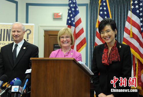 美國(guó)國(guó)會(huì)參眾兩院要求國(guó)會(huì)正式承認(rèn)《排華法案》有悖人權(quán)，并為此道歉。華裔眾議員趙美心(右)在提交議案前召開(kāi)記者會(huì)。(<a target='_blank' >中新社</a>記者 吳慶才 攝)