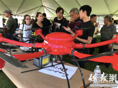 2018年，蒙市地球日活動(dòng)中，3位華裔少年組建的非贏利組織“拯救星球”(Planet Save)，展示的無(wú)人機(jī)在環(huán)保領(lǐng)域的應(yīng)用概念引起關(guān)注，Spencer 林(右1)在介紹理念。圖片中紅色無(wú)人機(jī)為深圳科比特公司捐助。(美國(guó)《僑報(bào)》/章寧 攝)