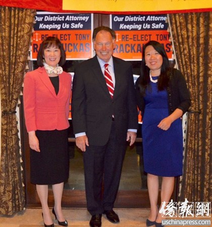 2018年中期選舉期間，部分華裔業(yè)界精英人士舉辦捐款晚宴，支持橙縣檢察院檢察長托尼·瑞考卡斯競選連任。托尼·瑞考卡斯(中)、橙縣檢察院唯一華裔高管Jenny錢(左)與晚宴籌辦人、籌款委員會成員之一Kate孫(右)在籌款晚宴上。(美國《僑報》/圖片由采訪對象提供)