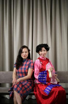 葉貞芳(左)和陳思敏(右)在新劇《四馬路》中的扮相。(圖片來源：《聯(lián)合早報》龍國雄攝)