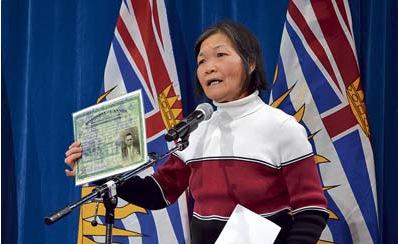 遭征收人頭稅華人的家屬，高舉先祖人頭稅證書要求賠償。(加拿大《星島日報》/張文慈 攝)