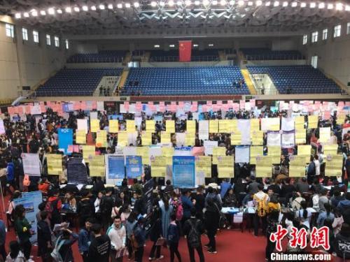 資料圖：3月31日，太原理工大學舉行2018屆畢業(yè)生春季就業(yè)洽談會，現(xiàn)場畢業(yè)生求職者人山人海?！铎o 攝