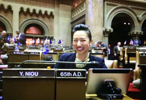 資料圖：2017年1月4日，牛毓琳在紐約州府奧伯尼正式宣誓就職。牛毓琳就職。(美國《世界日報》)