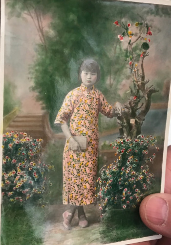 梁晉展示姑姑的照片。(美國《世界日報》/牟蘭 翻拍)