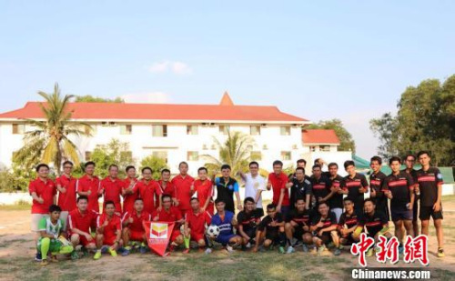 圖為在柬中資企業(yè)的中柬員工足球運(yùn)動員。商會提供