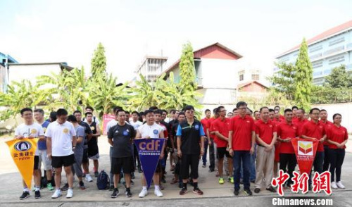 圖為在柬中資企業(yè)的中柬員工運(yùn)動員。商會提供