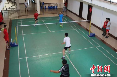 圖為羽毛球場的拼搏。商會提供