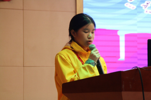 泰國崇華新生華立學(xué)校學(xué)生李心潔發(fā)言。