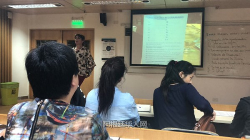 開(kāi)學(xué)式結(jié)束后，學(xué)員們開(kāi)始上課。(阿根廷華人網(wǎng)/梁冬婭 攝)