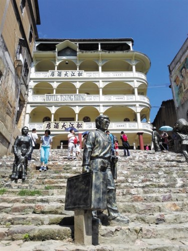 松口古鎮(zhèn)碼頭雕塑再現(xiàn)當年下南洋情景 黎存根 攝