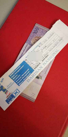 造謠者通過手機即時通訊軟體傳發(fā)在馬華查詢投票站可獲100令吉，害苦許多老人家前往馬華區(qū)會查詢投票站。(馬來西亞《星洲日報》)