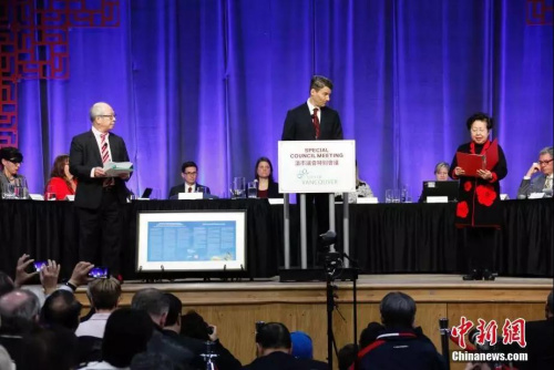 市長(zhǎng)羅品信(Gregor Robertson)(中)代表市府就該市歧視華人的歷史向華人社區(qū)正式道歉。<a target='_blank' >中新社</a>記者 余瑞冬 攝