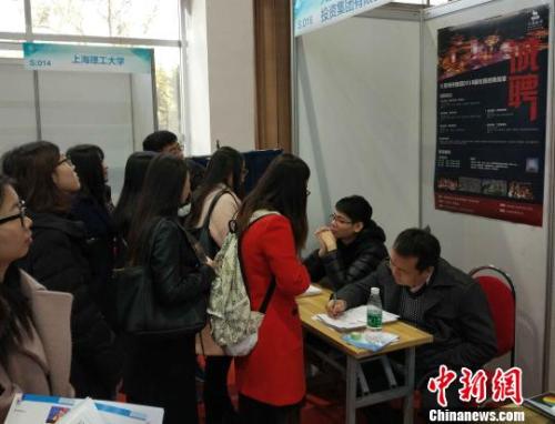 資料圖：求職者與用人單位交流?！№楋w 攝