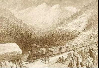 穿越塞拉山的鐵路開(kāi)通，華裔鐵路工人向一輛駛過(guò)的火車(chē)揮手致意。(美國(guó)《世界日?qǐng)?bào)》取材自斯坦福大學(xué)網(wǎng)站)