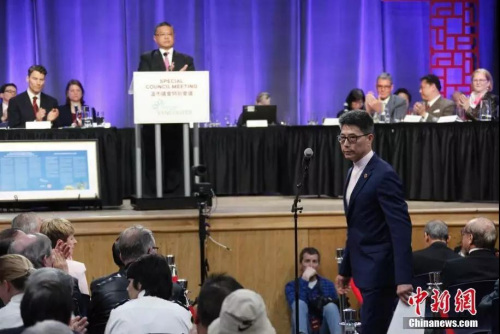 溫哥華中華會(huì)館理事長(zhǎng)姚崇英(側(cè)身者)作為華社代表發(fā)言，對(duì)當(dāng)局的道歉作出回應(yīng)。<a target='_blank' >中新社</a>記者 余瑞冬 攝