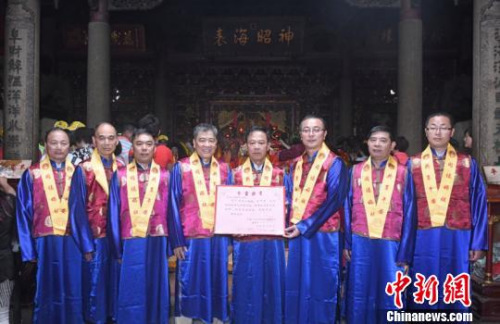 林金贊董事長向瓦努阿圖福建總商會(huì)頒發(fā)湄洲媽祖分靈證書。 高亞成攝。