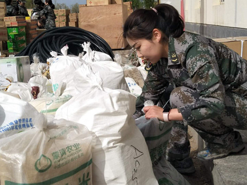 女士官支瑛正在為海運馬里的維和物資編號