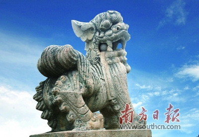 石獅口含一顆滾圓滑溜的石珠，手指輕輕一撥，便滾動自如，任憑怎么撥弄，石珠也取不出來，為眾人稱奇。