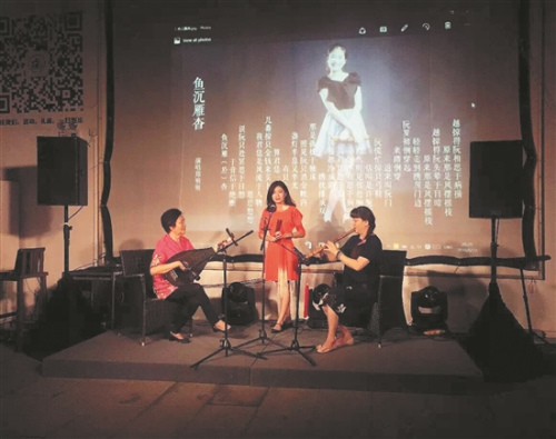 鄭芳卉（右一）一家同臺演出。