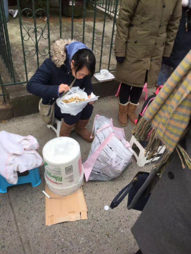 布魯克林華社近年來移民人數(shù)不斷增加，但學(xué)額緊張，讓許多父母不得不連夜排隊。(圖片來源：美國《世界日報》)