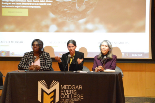 郭曼麗(右)和市府官員說明如何助私人托兒所擴(kuò)大經(jīng)營。(美國《世界日報》記者牟蘭／攝影)