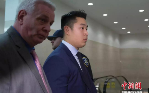 梁彼得走進(jìn)法庭。 <a target='_blank' >中新社</a>記者 廖攀 攝