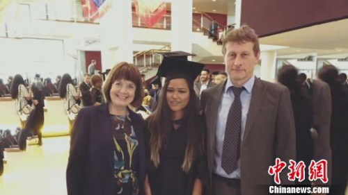 Polly(中)與養(yǎng)父母。Polly Clegg提供