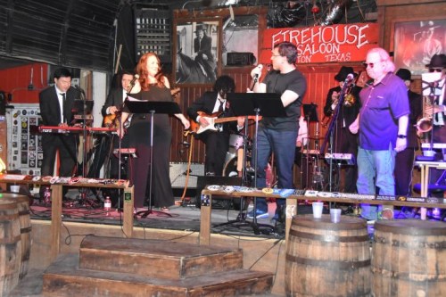 樂(lè)隊(duì)成員均為安德森癌癥中心里的醫(yī)生、科學(xué)家或研究人員，他們中包括有望問(wèn)鼎諾貝爾醫(yī)學(xué)獎(jiǎng)的吉姆。艾利森。通過(guò)他們的表演，人們見識(shí)到這些醫(yī)生們豐富的精神世界。(美國(guó)《僑報(bào)》/陳琳 攝)